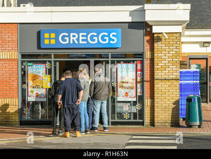 M4 SERVICES, Reading, England - NOVEMBER 2018: Kunden in der Warteschlange vor der Tür an der beliebten Zweig von Greggs Bäcker an der Tankstelle auf der Stockfoto