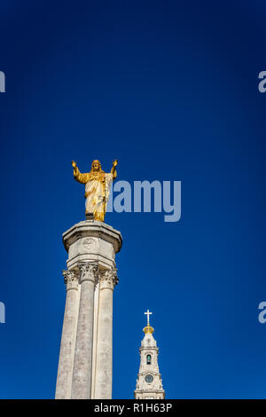 Fátima ist das Zentrum der katholischen Religion in Portugal. Die Statue von Jesus steigt hoch in den wichtigsten Platz der Basilika. Stockfoto