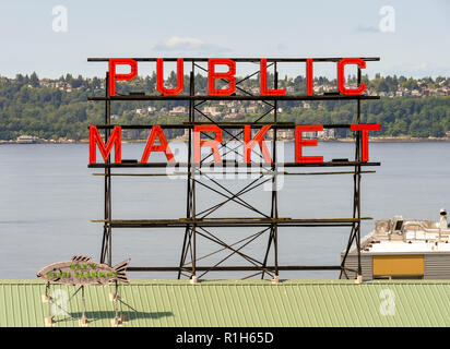 SEATTLE, Washington State, USA - JUNI 2018: großes Schild auf dem Dach des Pike Place Market in Seattle City Center. Stockfoto