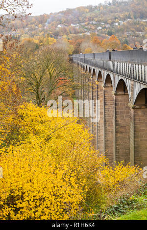 Blick entlang des Pontcysyllte Canal Aquädukt und des Llangollen Canal mit Blick auf das Dee Valley in herrlichen Herbstfarben unter Nordwales Stockfoto