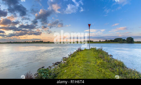 Pier oder strekdam im Rhein mit hellen blauen skay und schöne cloudscape bei Sonnenuntergang Stockfoto