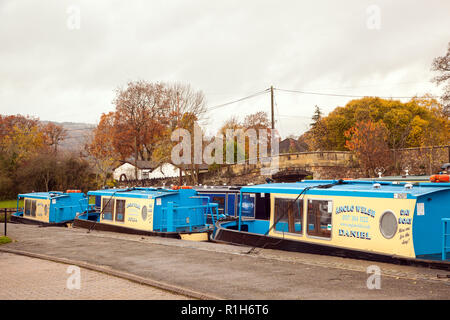 Flotte von schmalen Boote auf der 46 km langen llangollen Zweig der Shropshire Union Canal an Trevor Wharf Stockfoto