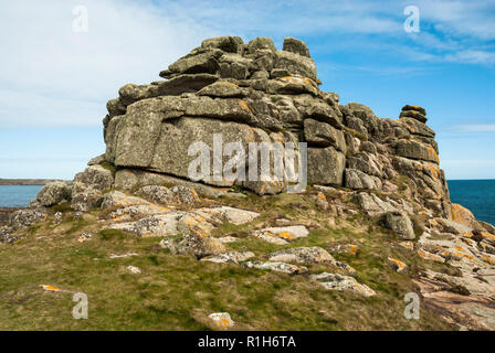 Eine bemerkenswerte Felsvorsprung auf Gugh, Isles of Scilly, mit einer Decke von Flechten. Stockfoto