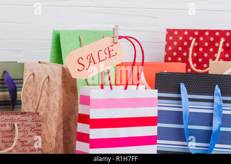 Bunte Papier Einkaufstüten Hintergrund. Stockfoto