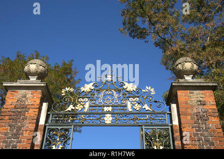 Reich verzierte, vergoldete Tor in Fenton House und Garten, Hampstead, London NW3, UK Stockfoto