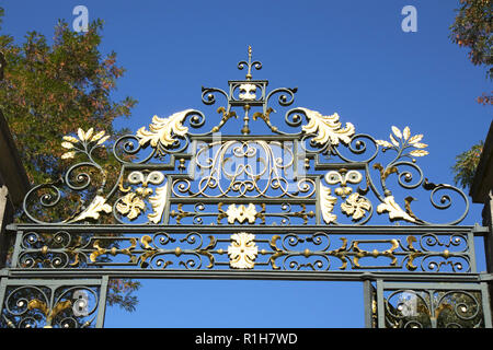 Reich verzierte, vergoldete Tor in Fenton House und Garten, Hampstead, London NW3, UK Stockfoto