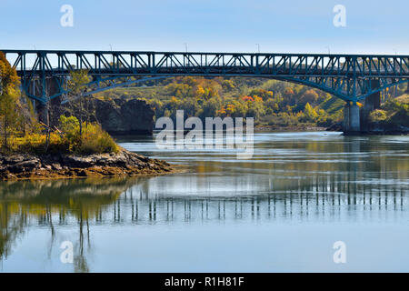 Auf der Suche auf die Rückfahrscheinwerfer Falls Bridge von Wasserstand bei slack tide am Saint John River in Saint John New Brunswick Kanada. Stockfoto