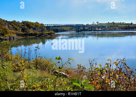 Eine horizontale Landschaft Bild der Rückfahrleuchte Falls Bridge die Saint John River Crossing an der in der Stadt Saint John New Brunswick Kanada fällt. Stockfoto