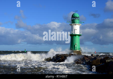 Grün-weissen Leuchtturm mit Surf, hafeneinfahrt Warnemünde, Mecklenburg-Vorpommern, Deutschland Stockfoto