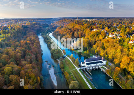 Pullach Wasserkraftwerk power station, Isar und Isarkanal, Pullach im Isartal, Grünwald auf der linken Seite Stockfoto