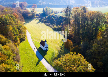 Kapelle St. Ulrich in Mühltal, Isar Valley, in der Nähe von Straßlach-Dingharting, drone Bild, Oberbayern, Bayern, Deutschland Stockfoto