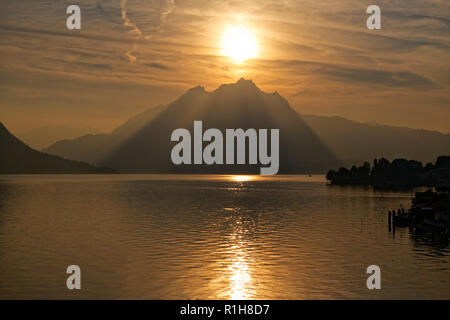 Pilatus vom Vierwaldstättersee, Sonnenuntergang, Weggis, Kanton Luzern, Schweiz Stockfoto