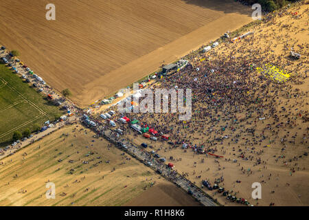 Viele Menschen auf der großen Demonstration gegen die Räumung des Hambacher Forst, Braunkohle, Hambach Hambacher Forst Stockfoto