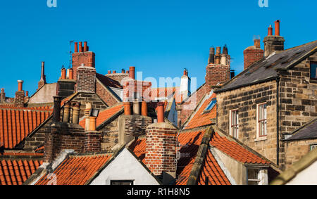 Dächer in der Nähe des Fischerdorfes Robin Hood's Bay in North Yorkshire. Stockfoto