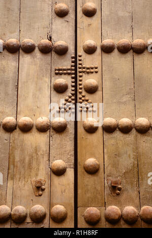 Arcos de la Frontera, Cadiz, Andalusien, Spanien. Detail der typischen alten mittelalterlichen, Holz und Eisen beschlagene Tür detail. Stockfoto