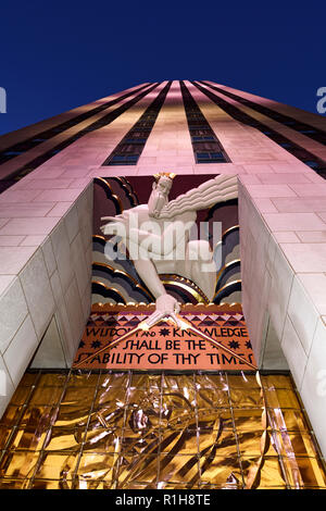 Art Deco Skulptur Weisheit und Erkenntnis am Eingang zu 30 Rockefeller Plaza, Comcast Building, Rockefeller Center, New York, USA Stockfoto