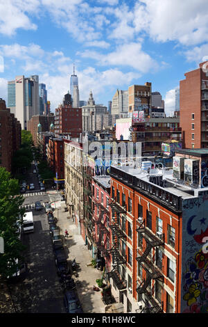 Blick von der Manhattan Bridge zu Madison Street, Chinatown und Graffitis auf den Dächern, New York City, USA Stockfoto