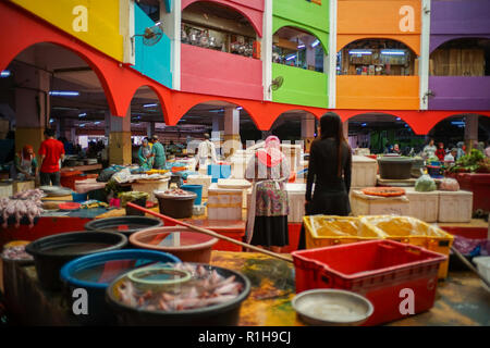 KELANTAN, MALAYSIA, 20. Oktober 2018. Der Verkäufer und der inneren Umwelt des Siti Khadijah frische Markt in Kota Bharu, Kelantan, Malaysia Stockfoto