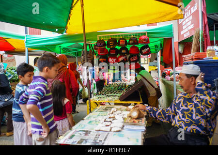 KELANTAN, MALAYSIA, 20. Oktober 2018. Der Verkäufer und der inneren Umwelt des Siti Khadijah frische Markt in Kota Bharu, Kelantan, Malaysia Stockfoto
