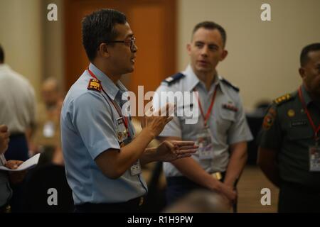 Tentara Nasional Indonesia, Kapitän Ahmad Irvin, Adresse der Gema-bhakti Cyber task force auf den ersten vollen Tag der Planung, Sept. 19, 2018, Jakarta, Indonesien. Gema Bhakti ist eine gemeinsame Kraft, multi-nationalen Mitarbeiter Übung, in der die militärische Personal aus den USA Indopazifik Befehl und in Indonesien durch einen Prozess der militärischen Entscheidungsfindung bekannt. Dieser Prozess ist ein wichtiger Schritt, bei dem die Mitarbeiter des Commander arbeiten mit mit allen höheren und niedrigeren Befehle an die Mission, ihre Variablen definieren, und die Situation und wie mission Wirksamkeit zu messen, bevor ein Plan oder o Stockfoto