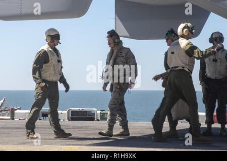 Atlantischer Ozean (Sept. 19, 2018) Air Force General Terrence J. O'Shaughnessy, Commander, United States Northern Command (USNORTHCOM), zweite von links, disembarks Eine MV-22 Osprey auf dem Flugdeck des Wasp-Klasse amphibisches Schiff USS Kearsarge (LHD3), die derzeit an der Küste von North Carolina als Teil des Departements für Verteidigung positioniert - große Resonanz auf Bereiche, die von Hurrikan Florenz betroffen. O'Shaughnessy besuchen wird, mit dem begonnen, Matrosen und Marines, besichtigen Sie das Schiff, und mit der Führung der Expeditionary Strike Group 2 und amphibische Squadron 6 erfüllen. Unter der Leitung o Stockfoto