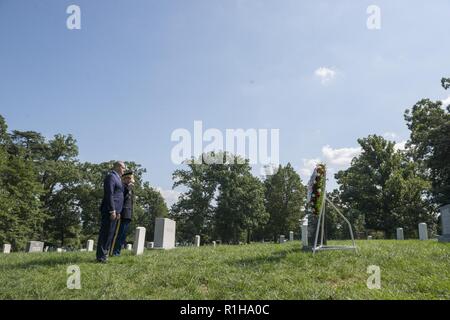 Premierminister Georgiens Mamuka Bakhtadze und U.S. Army Colonel James Tuite IV, regimental Commander, 3d-US-Infanterie Regiment (Die Alte Garde) Teilnahme an einer Kranzniederlegung am Grab von US-Armee General John M. Shalikashvili in Abschnitt 30 von Arlington National Cemetery, Arlington, Virginia, Sept. 19, 2018. Shalikashvili war die erste ausländische - Soldat der Vorsitzende des Generalstabs, unter Präsident Bill Clinton von 1993 bis 1997 dienen. Sein Vater, Dimitri Shalikashvili, eine aristokratische georgischen Nationalisten und diente als Oberstleutnant in der Ar Stockfoto