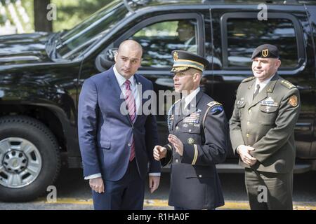 Us-Armee Oberst James Tuite IV (Mitte), regimental Commander, 3d-US-Infanterie Regiment (Die Alte Garde), Gespräche mit Premierminister Georgiens Mamuka Bakhtadze (links) in der Nähe von Abschnitt 30 der Arlington National Cemetery, Arlington, Virginia, Sept. 19, 2018. Bakhtadze legte einen Kranz am Grab von US-Armee General John M. Shalikashvili wer war der erste ausländische - Soldat der Vorsitzende des Generalstabs, unter Präsident Bill Clinton von 1993 bis 1997 dienen. Shalikashvili's Vater, Dimitri Shalikashvili, eine aristokratische georgischen Nationalisten und diente als Leutnant Doppelpunkt Stockfoto