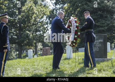 Premierminister Georgiens Mamuka Bakhtadze beteiligt sich mit einer Kranzniederlegung am Grab von US-Armee General John M. Shalikashvili in Abschnitt 30 von Arlington National Cemetery, Arlington, Virginia, Sept. 19, 2018. Shalikashvili war die erste ausländische - Soldat der Vorsitzende des Generalstabs, unter Präsident Bill Clinton von 1993 bis 1997 dienen. Sein Vater, Dimitri Shalikashvili, eine aristokratische georgischen Nationalisten und diente als Oberstleutnant in der Armee der Demokratischen Republik Georgien. General Shalikashvili verstarb am 23. Juli 2011 einen Stockfoto