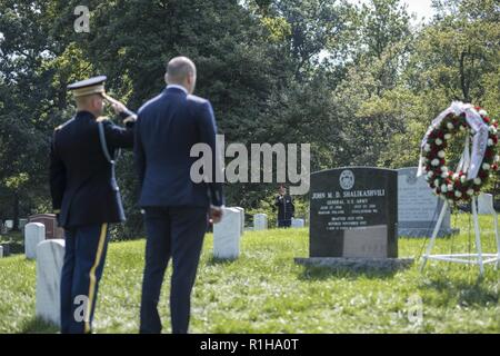 Us-Armee Oberst James Tuite IV, regimental Commander, 3d-US-Infanterie Regiment (Die Alte Garde), und Premierminister Georgiens Mamuka Bakhtadze render Ehren während dem Erklingen von Armaturen in Abschnitt 30 von Arlington National Cemetery, Arlington, Virginia, Sept. 19, 2018. Bakhtadze legte einen Kranz am Grab von US-Armee General John M. Shalikashvili wer war der erste ausländische - Soldat der Vorsitzende des Generalstabs, unter Präsident Bill Clinton von 1993 bis 1997 dienen. Shalikashvili's Vater, Dimitri Shalikashvili, eine aristokratische georgischen Nationalisten und diente als Stockfoto