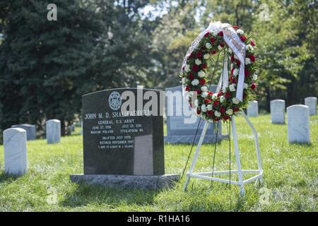 Premierminister Georgiens Mamuka Bakhtadze beteiligt sich mit einer Kranzniederlegung am Grab von US-Armee General John M. Shalikashvili in Abschnitt 30 von Arlington National Cemetery, Arlington, Virginia, Sept. 19, 2018. Shalikashvili war die erste ausländische - Soldat der Vorsitzende des Generalstabs, unter Präsident Bill Clinton von 1993 bis 1997 dienen. Sein Vater, Dimitri Shalikashvili, eine aristokratische georgischen Nationalisten und diente als Oberstleutnant in der Armee der Demokratischen Republik Georgien. General Shalikashvili verstarb am 23. Juli 2011 einen Stockfoto