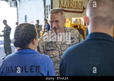 Atlantischer Ozean (Sept. 19, 2018) Air Force General Terrence J. O'Shaughnessy, Commander, US Northern Command (NORTHCOM), trifft sich mit Matrosen im Hangar Bay an Bord der Amphibisches Schiff USS Kearsarge (LHD3), die derzeit an der Küste von North Carolina als Teil des Departements für Verteidigung positioniert - große Resonanz auf Bereiche, die von Hurrikan Florenz betroffen. Während an Bord, O'Shaughnessy Die eingeschifft, Matrosen und Marines sprach, tourte das Schiff und traf sich mit der Führung der Expeditionary Strike Group 2 und amphibische Squadron 6. Unter der Leitung von US Naval Forces Northern Comm Stockfoto