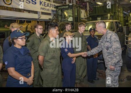 Atlantischer Ozean (Sept. 19, 2018) Air Force General Terrence J. O'Shaughnessy, Commander, US Northern Command (NORTHCOM), trifft sich mit Matrosen und Marines im Hangar Bay an Bord der Amphibisches Schiff USS Kearsarge (LHD3), die derzeit an der Küste von North Carolina als Teil des Departements für Verteidigung positioniert - große Resonanz auf Bereiche, die von Hurrikan Florenz betroffen. Während an Bord, O'Shaughnessy Die eingeschifft, Matrosen und Marines sprach, tourte das Schiff und traf sich mit der Führung der Expeditionary Strike Group 2 und amphibische Squadron 6. Unter der Leitung von US-Seestreitkräfte N Stockfoto