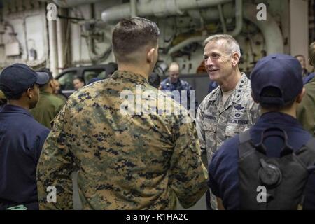 Atlantischer Ozean (Sept. 19, 2018) Air Force General Terrence J. O'Shaughnessy, Commander, US Northern Command (NORTHCOM), trifft sich mit Matrosen und Marines im Hangar Bay an Bord der Amphibisches Schiff USS Kearsarge (LHD3), die derzeit an der Küste von North Carolina als Teil des Departements für Verteidigung positioniert - große Resonanz auf Bereiche, die von Hurrikan Florenz betroffen. Während an Bord, O'Shaughnessy Die eingeschifft, Matrosen und Marines sprach, tourte das Schiff und traf sich mit der Führung der Expeditionary Strike Group 2 und amphibische Squadron 6. Unter der Leitung von US-Seestreitkräfte Keine Stockfoto