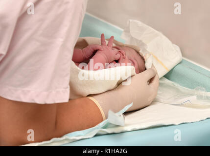 Krankenschwester Pflege für Babys nach der Geburt Stockfoto