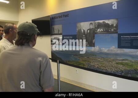 Rep. Steve Cohen (D-TN), Haus der Schiedsausschuss, beobachtet ein Gemälde an der Wand in der Marine Corps Air Station Kaneohe Bay Terminal bei seinem Besuch in Marine Corps Base Hawaii (MCBH) an Sept. 19, 2018. Rep. Steve Cohen und Rep. Filemon Vela (D-TX), Haus der Homeland Security Committee, Grenz- und maritime Sicherheit Unterausschuss, besuchte MCBH über die Unterstützung der Installation zu betrieblicher Bereitschaft zu lernen und gleichzeitig das Bewusstsein für die kulturelle und ökologische Fragen innerhalb der Ausbildung Bereiche, Bereiche und andere Aspekte der Region. Mit diesem Engagement, wird der Vertreter Stockfoto