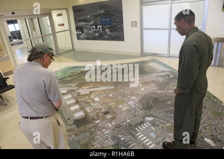 Rep. Steve Cohen (D-TN), Haus der Schiedsausschuss, ist ein Gemälde der flightline auf dem Boden des Marine Corps Air Station (WAB) Kaneohe Bay Terminal durch US Marine Corps Oberstleutnant Mark Ferguson, C-20 Pilot mit WAB Kaneohe Bay, bei seinem Besuch in Marine Corps Base Hawaii (MCBH), Sept. 19, 2018 gezeigt. Rep. Steve Cohen und Rep. Filemon Vela (D-TX), Haus der Homeland Security Committee, Grenz- und maritime Sicherheit Unterausschuss besucht MCBH über die Unterstützung der Installation zu betrieblicher Bereitschaft zu lernen und gleichzeitig das Bewusstsein für die kulturelle und ökologische Fragen innerhalb der t Stockfoto