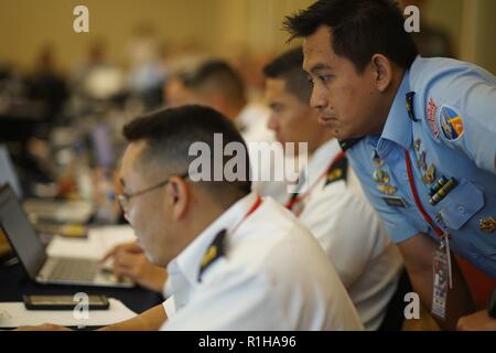 Tentara Nasional Indonesia, Maj. Yoga Wiwit Bewertungen der Gema-Bhakti mission Analyse informiert werden Führung von der Pennsylvania National Guard und Tentara Nasional Indonesia zu drücken. Die Planung Unterausschüsse zwei Tage die Definition der Variablen des Szenarios und Erarbeitung von Lösungen für die komplexen Operationen Bild verbracht haben, Sept. 19, 2018, Jakarta, Indonesien. Gema Bhakti ist eine gemeinsame Kraft, multi-nationalen Mitarbeiter Übung, in der die militärische Personal aus den USA Indopazifik Befehl und in Indonesien durch einen Prozess der militärischen Entscheidungsfindung bekannt. Dieser Prozess ist ein entscheidender Schritt tha Stockfoto