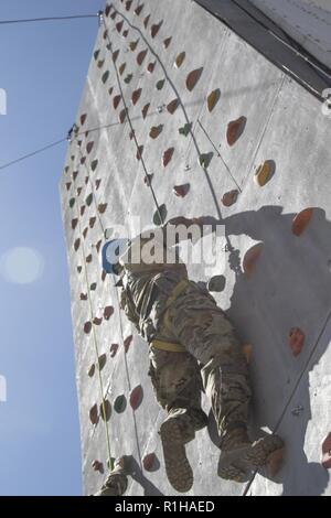 Ein Soldat mit 1St Bataillon, 23 Infanterie Regiment, klettert eine Felswand Sept. 19, 2018, in Chaubattia militärische Station, Indien. Dies war Teil der Yudh Abhyas, eine Übung, die die gemeinsame Funktionen sowohl der US-amerikanischen und indischen Armee durch Ausbildung und kulturellen Austausch fördert und hilft, dauerhafte Partnerschaften im Indo-Asia pazifischen Region fördern. Stockfoto