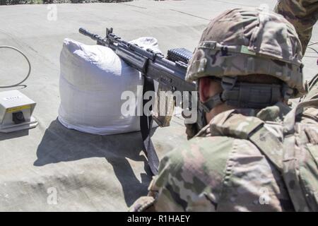 Ein Soldat mit 1St Bataillon, 23 Infanterie Regiment, Brände eine insas Gewehr Sept. 19, 2018, in Chaubattia militärische Station, Indien. Dies war Teil der Yudh Abhyas, eine Übung, die die gemeinsame Funktionen sowohl der US-amerikanischen und indischen Armee durch Ausbildung und kulturellen Austausch fördert und hilft, dauerhafte Partnerschaften im Indo-Asia pazifischen Region fördern. Stockfoto