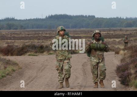 Sgt. Sergio Silva, hageln von Fresno, Kalifornien und SSgt. Maurice Eubanks, Eingeborener von Siler City, North Carolina sowohl Zugewiesen 4 Infantry Brigade Combat Team (Airborne), 25 Infanterie Division, U.S. Army Alaska Ausfahrt Ginkel Heide Drop Zone in Ede, Niederlande Sept. 20, 2018. Spartan fallschirmjäger an Operation Falcon Sprung zur Unterstützung der Operation Market Garden, alliierte Beziehungen zu stärken. Stockfoto