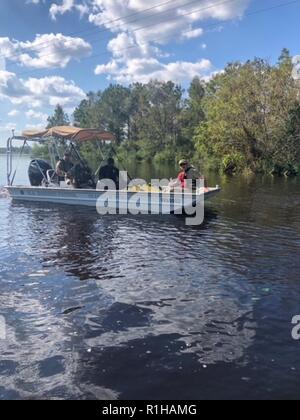 Zwei BORSTAR marine Einheiten, zusammen mit dem Büro der Feldeinsätze Offiziere und New Hanover und Pender County Sheriff Stellvertreter unterstützt mit Such- und Rettungseinsätze nördlich von Wilmington, NC in und um den Northeast Cape Fear River, wo das Wasser steigt. Der Fluss ist in diesem Bereich bis heute erwartet. Die marine Vermögenswerte wurden bereitgestellt Wohlfahrt überprüfungen auf zwei Familien zu führen. Eine Familie war nicht bei der Räumung ihr Haus und die anderen hatten bereits ihre Heimat verlassen haben. Nach Wohlfahrt überprüfungen abgeschlossen waren, das Team führte in der Gegend recon und Patrouille auf dem Northeast Cape Fear River. Stockfoto