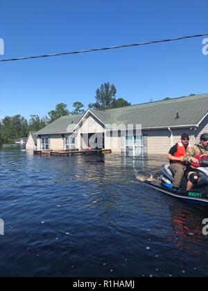 Zwei BORSTAR marine Einheiten, zusammen mit dem Büro der Feldeinsätze Offiziere und New Hanover und Pender County Sheriff Stellvertreter unterstützt mit Such- und Rettungseinsätze nördlich von Wilmington, NC in und um den Northeast Cape Fear River, wo das Wasser steigt. Der Fluss ist in diesem Bereich bis heute erwartet. Die marine Vermögenswerte wurden bereitgestellt Wohlfahrt überprüfungen auf zwei Familien zu führen. Eine Familie war nicht bei der Räumung ihr Haus und die anderen hatten bereits ihre Heimat verlassen haben. Nach Wohlfahrt überprüfungen abgeschlossen waren, das Team führte in der Gegend recon und Patrouille auf dem Northeast Cape Fear River. Stockfoto