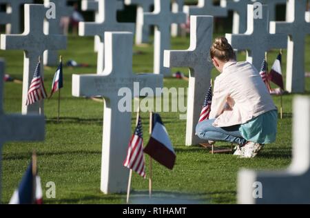 Französische Schüler, US-amerikanischen und Französischen Fahnen auf die Gräber von 4,153 WWI amerikanischen Soldaten, die in der St. Mihiel Amerikanischer Militärfriedhof in Thiaucourt, Frankreich, 20.09.2010 Entfernt begraben. Die lokale Studenten die Flaggen in der Vorbereitung für das hundertjährige Gedenken an die Schlacht um Saint-Mihiel Salient statt 19.09.21. Stockfoto