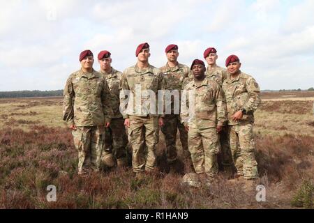 Fallschirmjäger ab der 4 Infantry Brigade Combat Team (Airborne), 25 Infanterie Division, U.S. Army Alaska erhalten ausländische springen Flügel auf Ginkel Gesundheit Drop Zone, Sept. 20, 2018, nachdem die Teilnahme am zweiten Tag der Operation Falcon Sprung in Ede, Niederlande. Vier Fallschirmjäger erhalten Deutsche springen Flügel, während die restlichen drei niederländische Flügel erhalten. Stockfoto