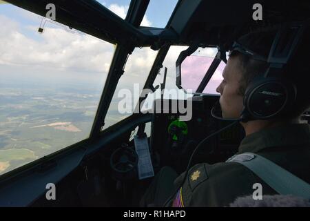 Ein Coast Guard Air Station Elizabeth City Pilot an Bord eines HC-130J Super Hercules Flugzeug Scans für betroffene Bereiche, die vom Hurrikan Florence betroffen während über Eastern North Carolina, Sept. 19, 2018 fliegen. Mehrere Überflüge wurden in der gesamten Region die Beurteilung der beschädigten Nord-Carolina Küste durchgeführt. Us Coast Guard Stockfoto