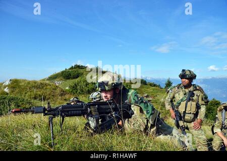 Soldaten aus den USA 1-157 Infanterie, Colorado Army National Guard, führt eine Übung mit der einsetzbaren Mess System Europa (DISE) Der 7th Army Training Befehl Training Support Division Expeditionary während des Triglav Star IV Übung, Bohinisja Bela, Slowenien, Sept. 19, 2018. Übung Triglav Star IV ist eine jährliche multi-nationalen Berg Kriegsführung Übung von der slowenischen Streitkräfte in Bohinjska Bela, Slowenien gehostet und ist eine intensive, zwei Wochen taktische Übung, in der Soldaten aus Großbritannien und den 1-157 in Colorado, und Slowenien ich demonstrieren Stockfoto