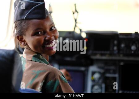 Ein Mitglied der Südafrikanischen Armee besuche das Innere eines C-130 J Super Hercules Cockpit während der Afrikanische Luft-/Raumfahrt- und Verteidigungsindustrie Ausstellung 18, September 19, 2018, Waterkloof Air Force Base, Südafrika. Die Ausstellung bietet eine einzigartige Gelegenheit für die USA zur Schau zu stellen, militärischen Personals und der Ausrüstung sowie Förderung der starken Bindungen mit ihren afrikanischen Partnern. Stockfoto