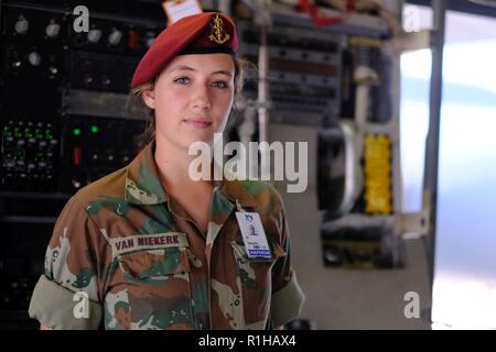 Ein Mitglied der Südafrikanischen Armee besuche das Innere einer C-17 Globemaster III während der Afrikanische Luft-/Raumfahrt- und Verteidigungsindustrie Ausstellung 18, September 19, 2018, Waterkloof Air Force Base, Südafrika. Die Ausstellung bietet eine einzigartige Gelegenheit für die USA zur Schau zu stellen, militärischen Personals und der Ausrüstung sowie Förderung der starken Bindungen mit ihren afrikanischen Partnern. Stockfoto