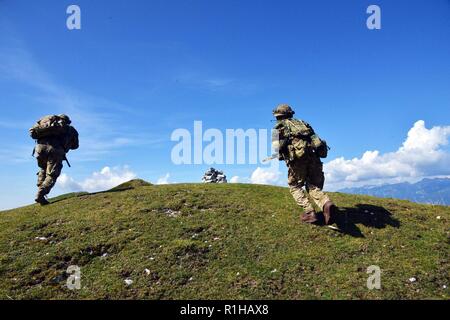 Soldaten aus den USA 1-157 Infanterie, Colorado Army National Guard, führt eine Übung mit der einsetzbaren Mess System Europa (DISE) Der 7th Army Training Befehl Training Support Division Expeditionary während des Triglav Star IV Übung, Bohinisja Bela, Slowenien, Sept. 19, 2018. Übung Triglav Star IV ist eine jährliche multi-nationalen Berg Kriegsführung Übung von der slowenischen Streitkräfte in Bohinjska Bela, Slowenien gehostet und ist eine intensive, zwei Wochen taktische Übung, in der Soldaten aus Großbritannien und den 1-157 in Colorado, und Slowenien ich demonstrieren Stockfoto