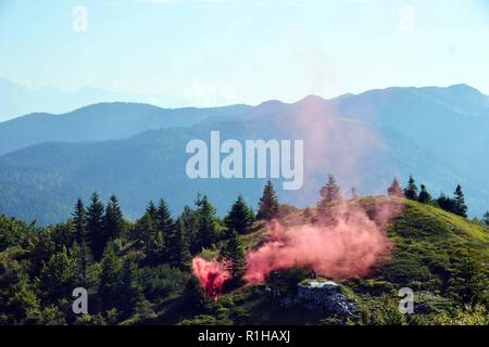 Simulation von Granate während der Ausbildung Übung mit der einsetzbaren Mess System Europa (DISE) Der 7th Army Training Befehl Training Support Division Expeditionary während des Triglav Star IV Übung, Bohinisja Bela, Slowenien, Sept. 19, 2018. Übung Triglav Star IV ist eine jährliche multi-nationalen Berg Kriegsführung Übung von der slowenischen Streitkräfte in Bohinjska Bela, Slowenien gehostet und ist eine intensive, zwei Wochen taktische Übung, in der Soldaten aus Großbritannien und den 1-157 in Colorado, und Slowenien Interoperabilität demonstrieren, während die Einheit Taktik Stockfoto